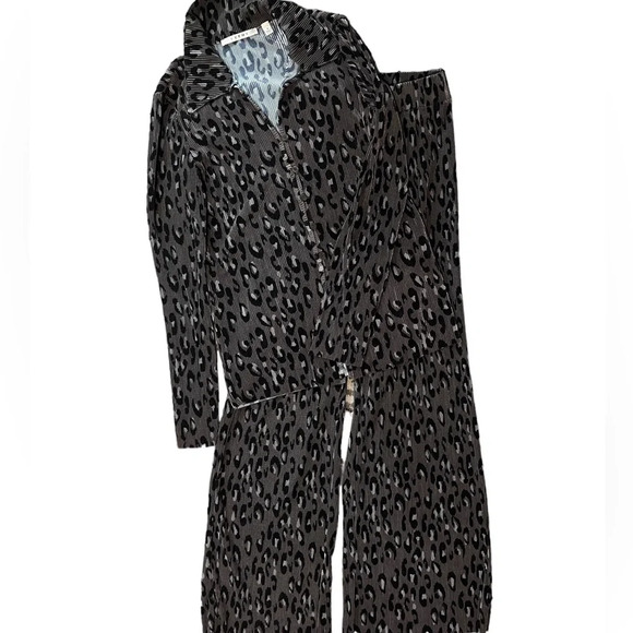 CYRUS Two Piece leopard grey print flowy wide leg lounge set New - Picture 1 of 11